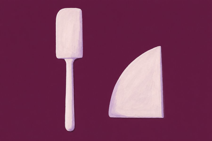 Two pale scrapers side by side on a plum ground. On the left a maryse: a rectangular blade with rounded corners on a slim handle. On the right a corne: a handleless plate shaped as a quarter circle, one edge curved, with no handle at all.